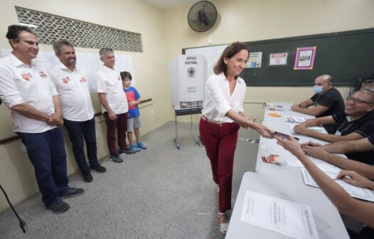 Izolda Cela vota em Sobral acompanhada de Elmano e Camilo