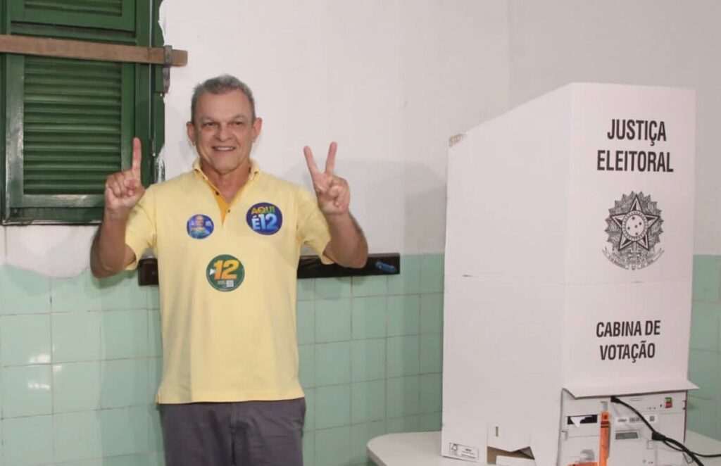 José Sarto, prefeito de Fortaleza, vota no bairro Luciano Cavalcante