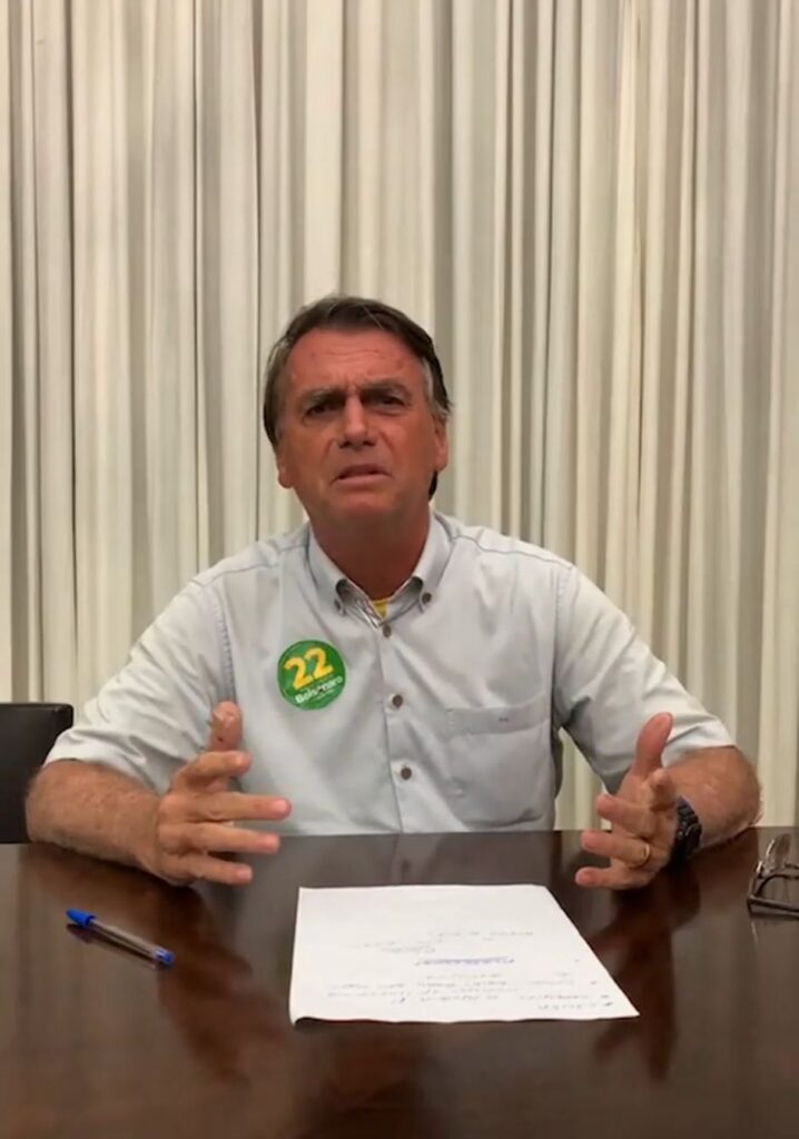 Bolsonaro faz live na madrugada e diz que PT distorceu fala sobre meninas venezuelanas