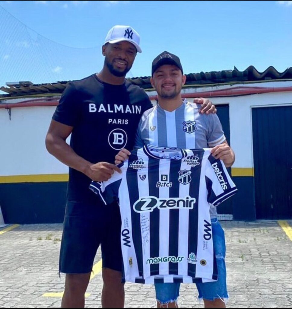 Luiz Otávio reencontra torcedor que o abraçou após a confusão contra o Cuiabá