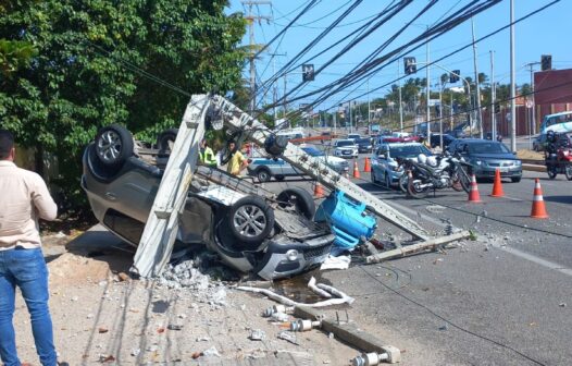 Carro com suspeitos de assalto capota em Avenida Leste-Oeste, em Fortaleza