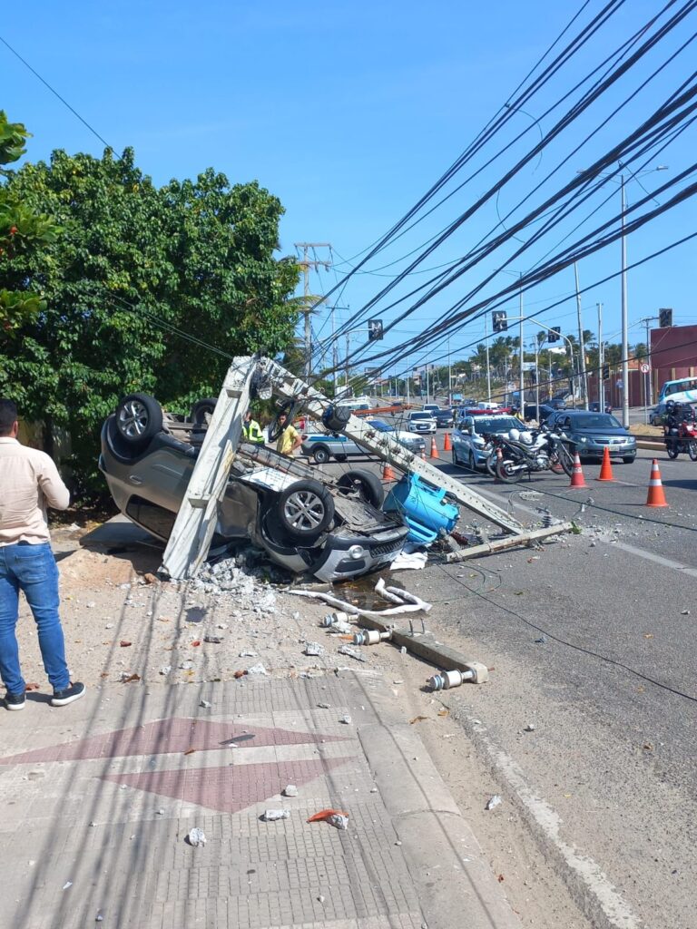 Carro com suspeitos de assalto capota em Avenida Leste-Oeste, em Fortaleza