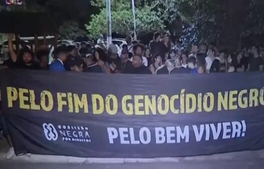 Manifestantes protestam contra o racismo em frente ao prédio do humorista Eddy Jr