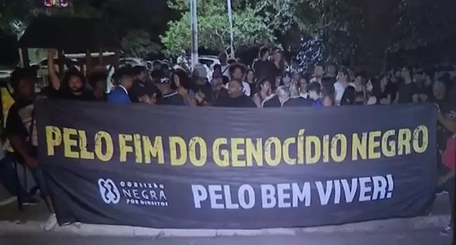 Manifestantes protestam contra o racismo em frente ao prédio do humorista Eddy Jr