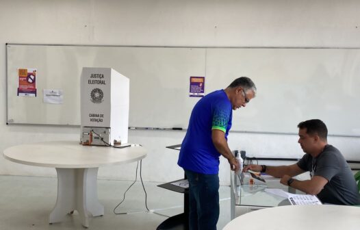 Senador Eduardo Girão vota em Fortaleza e declara que espera um domingo de paz