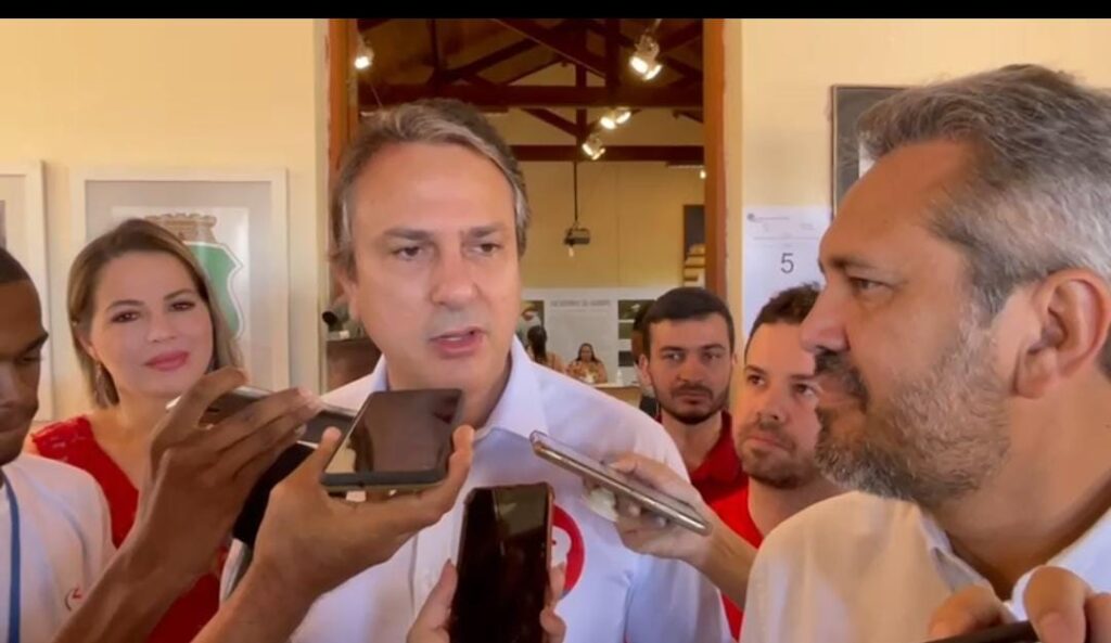 Ao lado de Elmano, Camilo vota em Barbalha e critica Bolsonaro