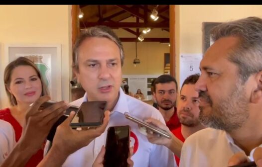 Ao lado de Elmano, Camilo vota em Barbalha e critica Bolsonaro