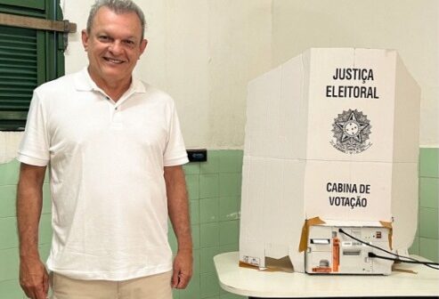 Prefeito de Fortaleza, José Sarto vota no bairro Luciano Cavalcante