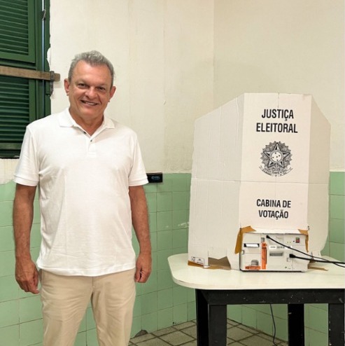 Prefeito de Fortaleza, José Sarto vota no bairro Luciano Cavalcante