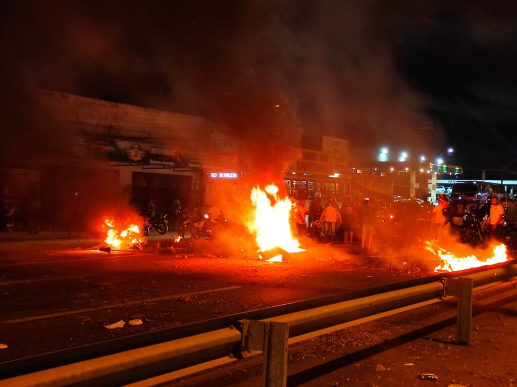 Bolsonaristas realizam manifestação e bloqueiam a BR-116, em Fortaleza