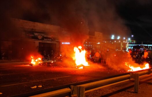 Bolsonaristas realizam manifestação e bloqueiam a BR-116, em Fortaleza