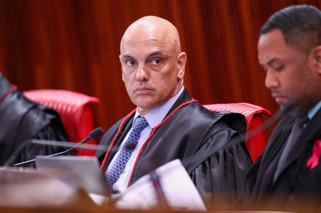 Moraes ordena que PRF e PMs dos Estados desobstruam todas as rodovias