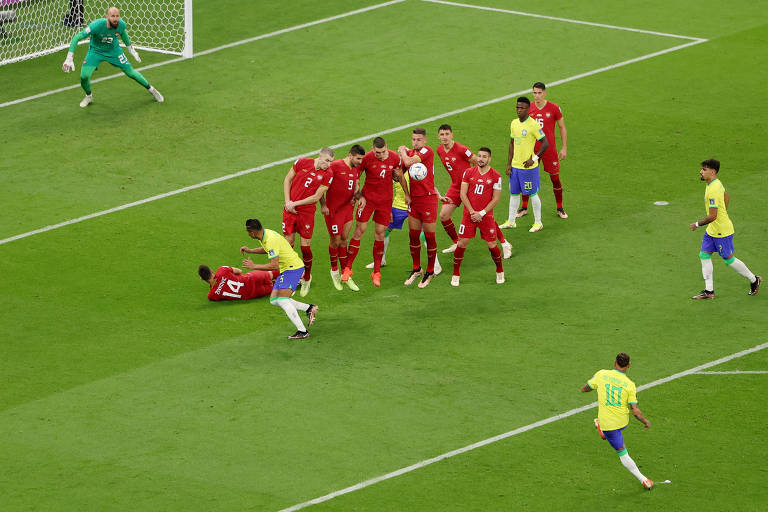 Faltou ensaio! Jogadores tentam chute ao mesmo tempo em cobrança de falta,  mas envergonham - Esportes - R7 Futebol