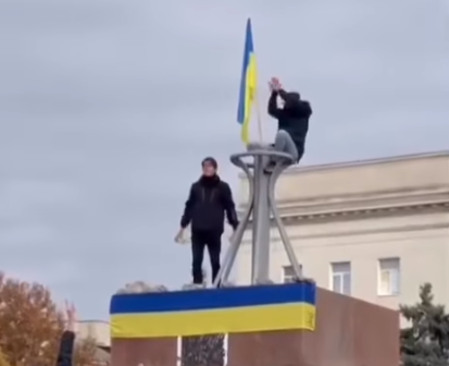 Bandeira da Ucrânia aparece no centro de Kherson em meio à retirada das tropas russas