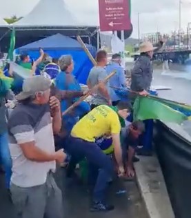 Bolsonaristas atacam agentes da PRF com barras de ferro, Santa Catarina