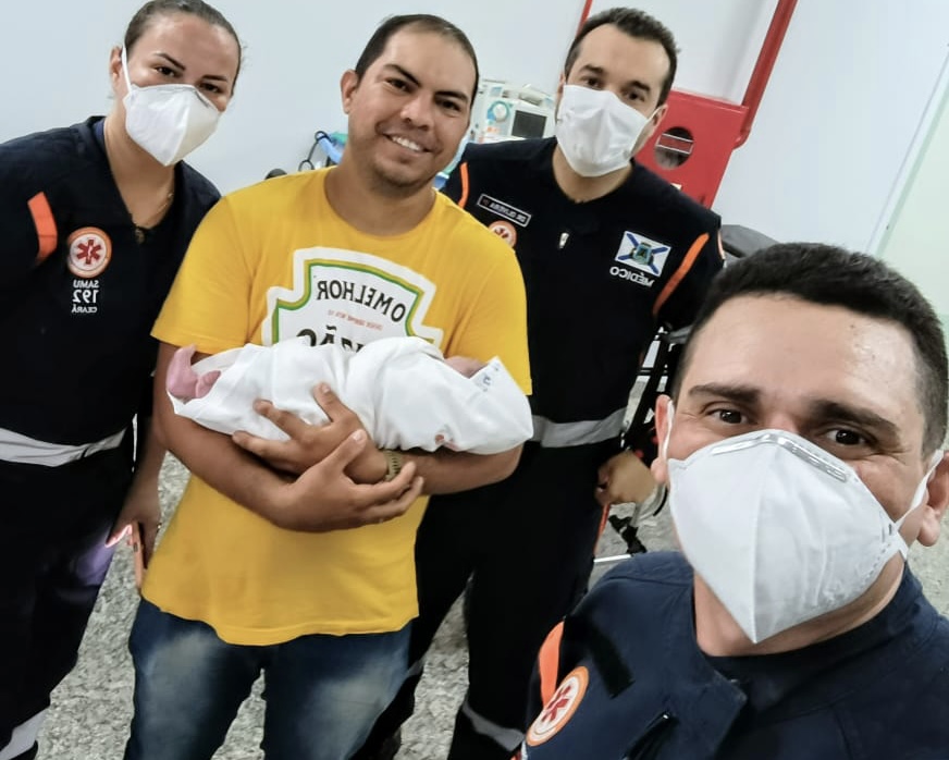 Bombeiro faz parto da própria filha dentro de carro, no interior do Ceará