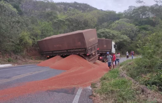 Carreta tomba e interdita rodovia no Ceará nesta segunda-feira (28)