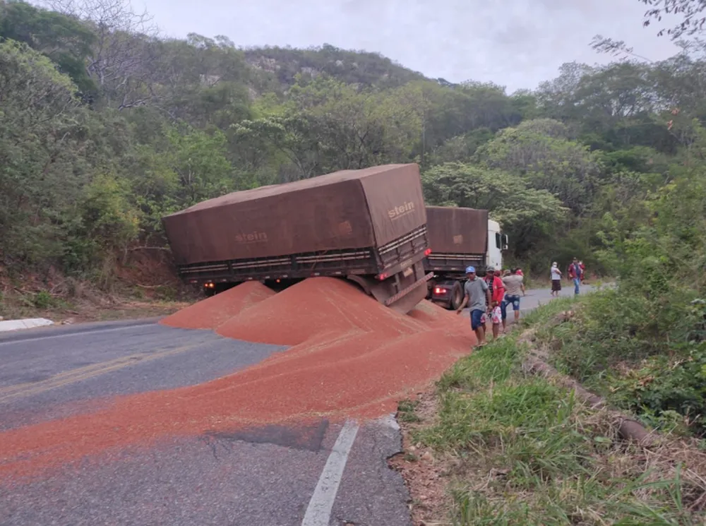 Carreta tomba e interdita rodovia no Ceará nesta segunda-feira (28)