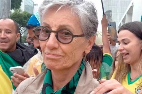 Cássia Kis adere a ato antidemocrático que pede intervenção militar