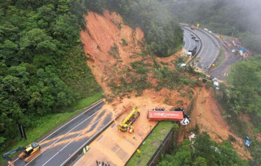 Chuva não dá trégua e dificulta resgate de vítimas do deslizamento na BR-376, no Paraná