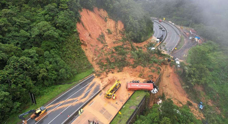 Chuva não dá trégua e dificulta resgate de vitimas do deslisamento na BR-376 no Paraná