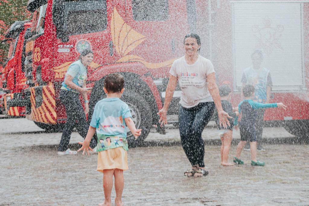 Crianças autistas participam de programação especial no quartel dos Bombeiros