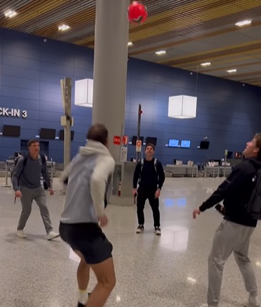 Em clima de Copa do Mundo, Rafael Nadal joga bola em aeroporto