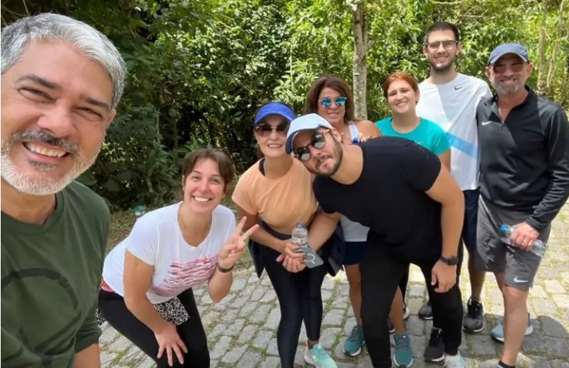 Fátima Bernardes reencontra Bonner durante caminhada