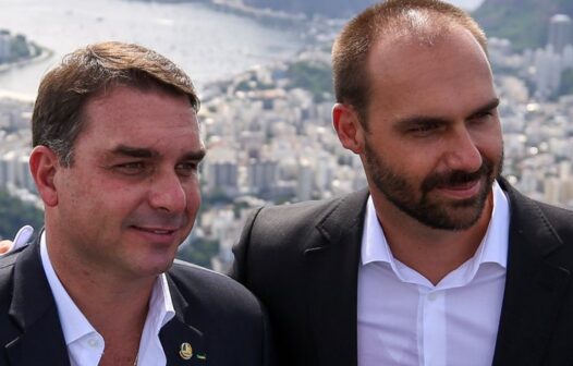 Flávio e Eduardo Bolsonaro vão à Embaixada da Itália pedir cidadania