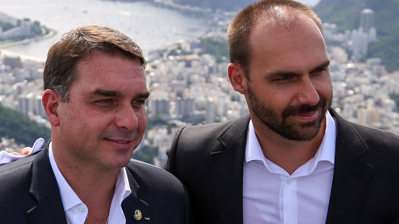 Flávio e Eduardo Bolsonaro vão à Embaixada da Itália pedir cidadania