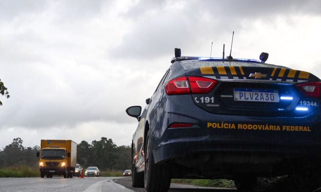 Colisão frontal entre moto e caminhonete mata motociclista e passageiro na BR-020