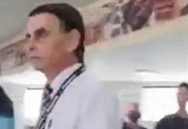 Garçom viraliza por semelhança com Bolsonaro