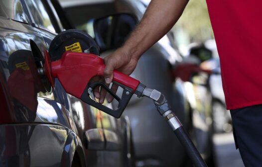 Petrobras anuncia redução de 4,66% no preço da gasolina para distribuidoras