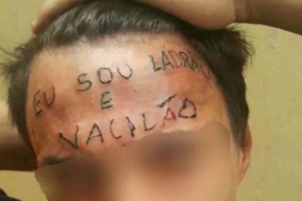 Jovem que teve a testa tatuada com “sou ladrão e vacilão” é preso em São Paulo