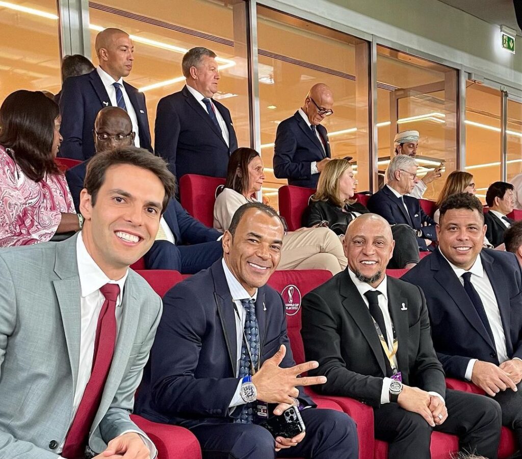 Kaká, Ronaldo, Cafu e Roberto Carlos assistem juntos vitória do Brasil contra Suíça