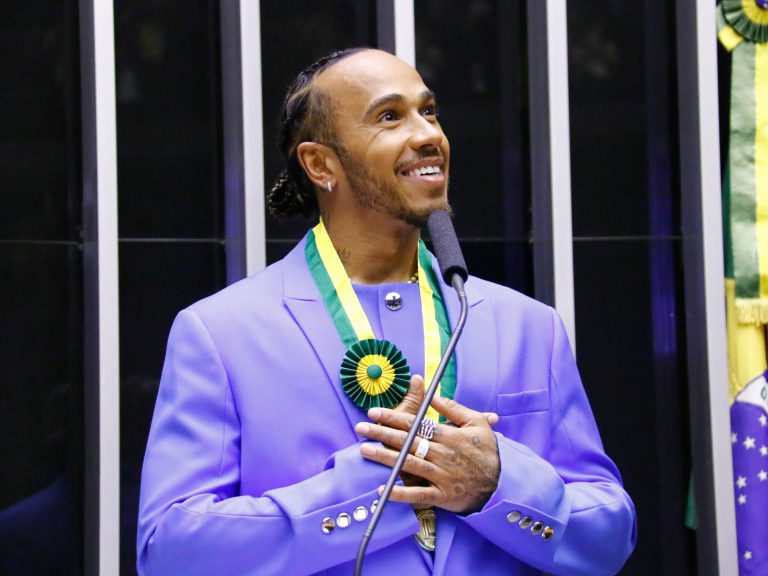 Lewis Hamilton recebe título de cidadão honorário do Brasil