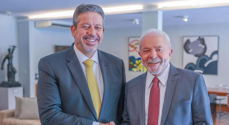 Lula se reúne com Arthur Lira para discutir PEC da Transição