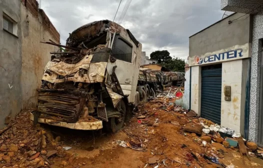 Mãe e filha morrem após carreta invadir casa na Bahia