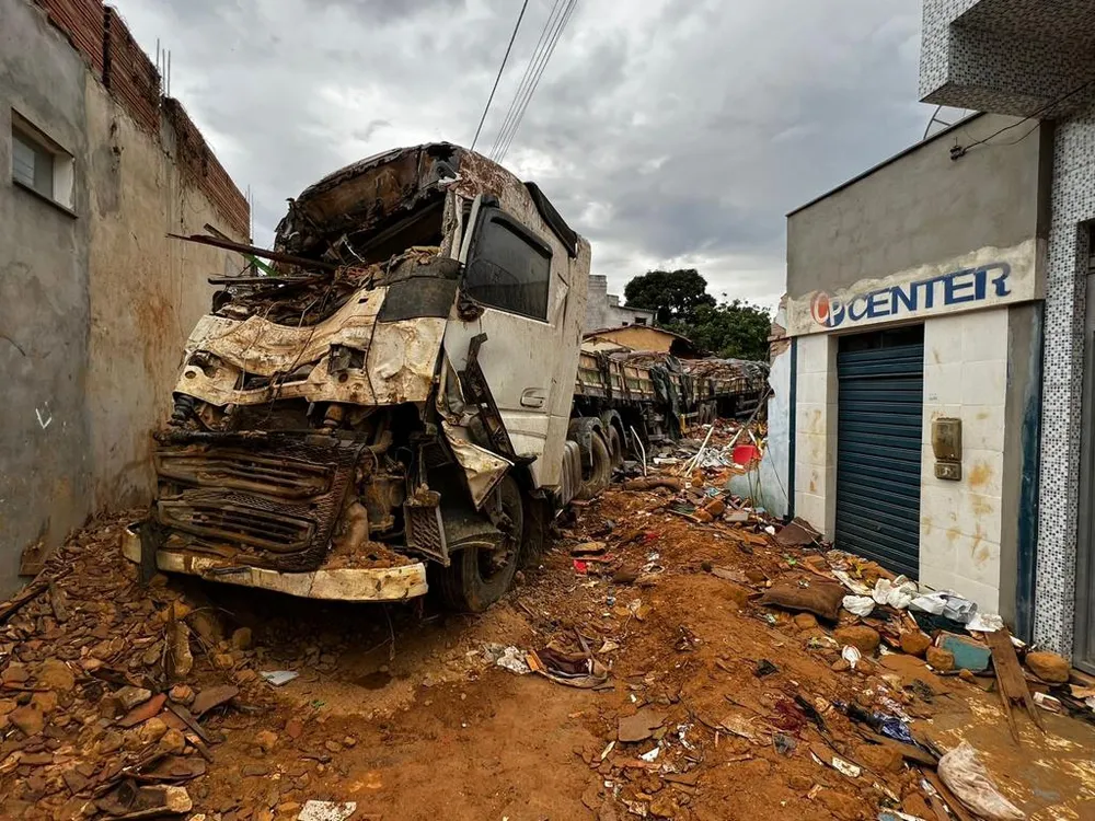 Mãe e filha morrem após carreta invadir casa na Bahia