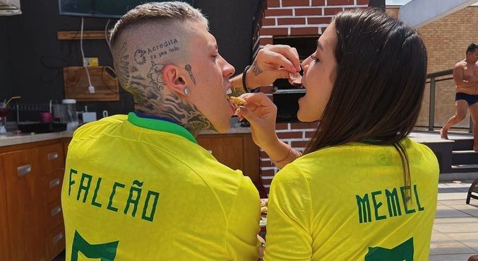 Mel Maia e MC Daniel assistem ao jogo do Brasil em clima de romance