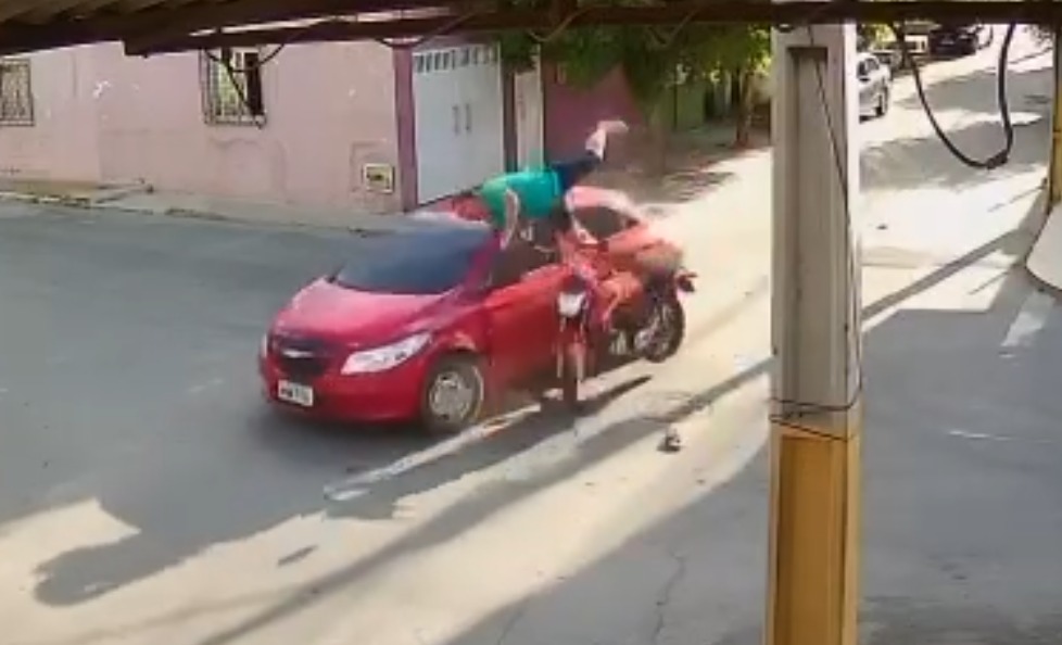 Vídeo: motociclista colide com carro, voa, dá pirueta e sai andando