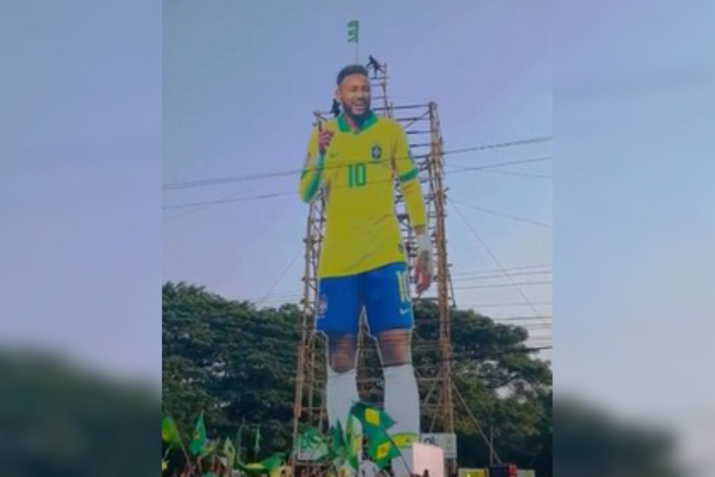 Neymar é homenageado por torcida indiana com boneco de 100 metros