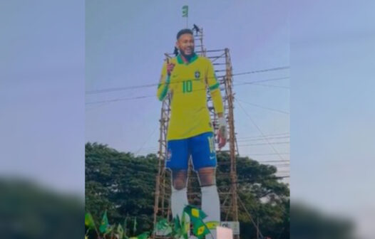 Neymar é homenageado por torcida indiana com “boneco” de 100 metros