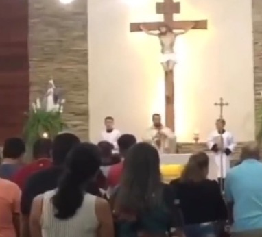 Padre tira a batina e deixa paróquia após pedir pra eleitores de Lula deixarem a missa
