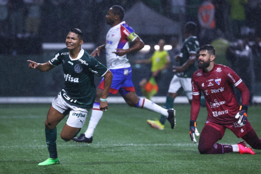 Palmeiras goleia o Fortaleza, em jogo que marcou a festa do título brasileiro