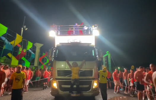 Daniela Mercury põe “patriota do caminhão” em trio elétrico na Bahia