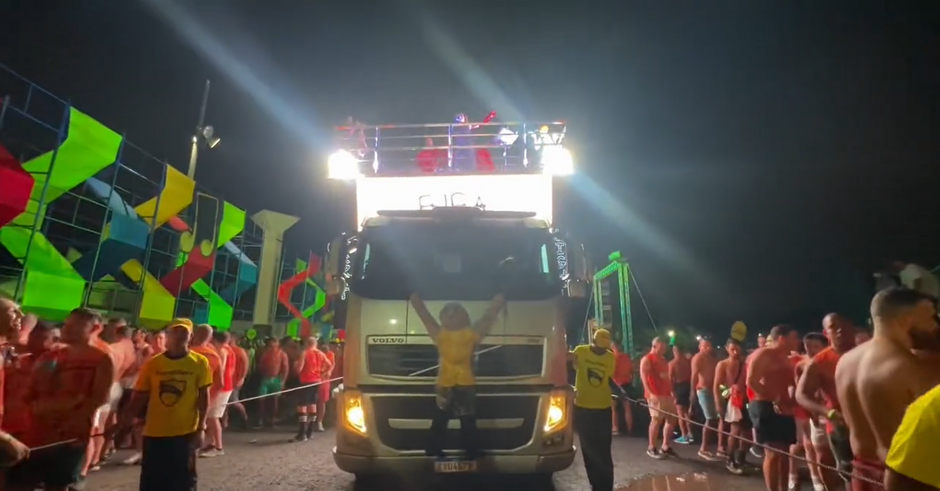 Daniela Mercury põe “patriota do caminhão” em trio elétrico na Bahia