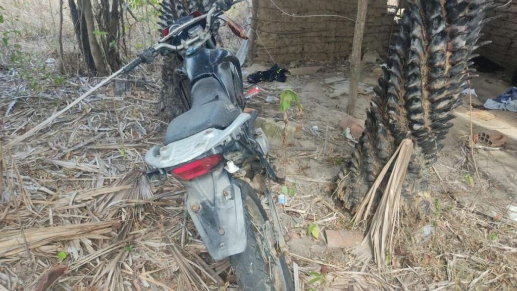 Polícia Militar localiza acampamento suspeito e recupera motocicleta em Caucaia