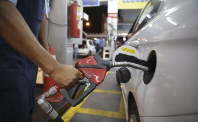 Preço da gasolina sobe nos postos pela terceira semana consecutiva, aponta ANP