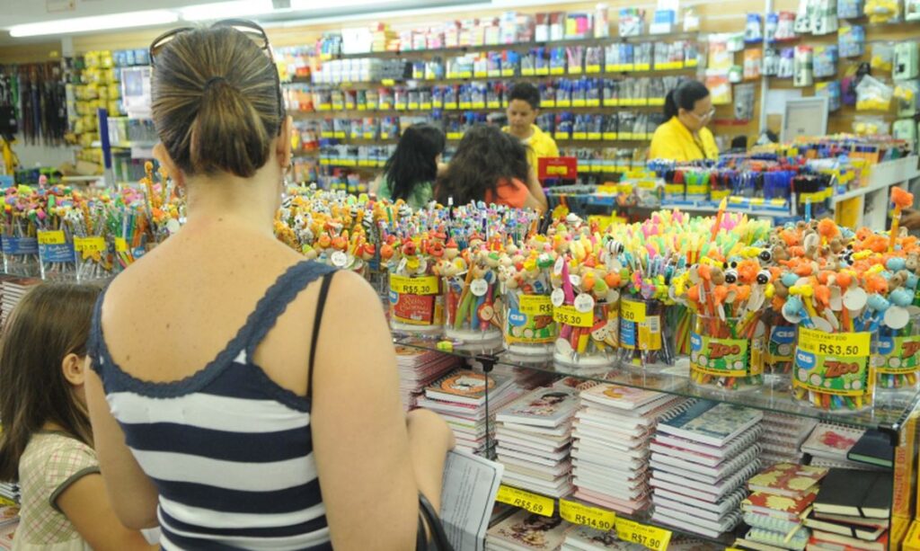 Procon Fortaleza determina que 60 escolas entreguem listas de material escolar para análise de irregularidades 